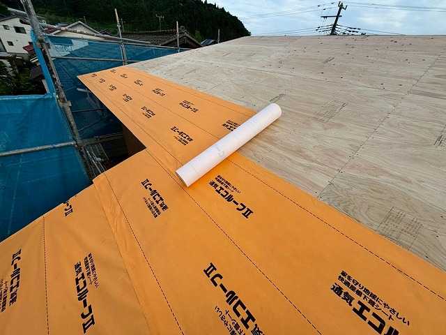 重ね施工中の防水シート